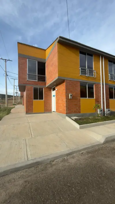 Casa de 2 pisos sobre via vehicular